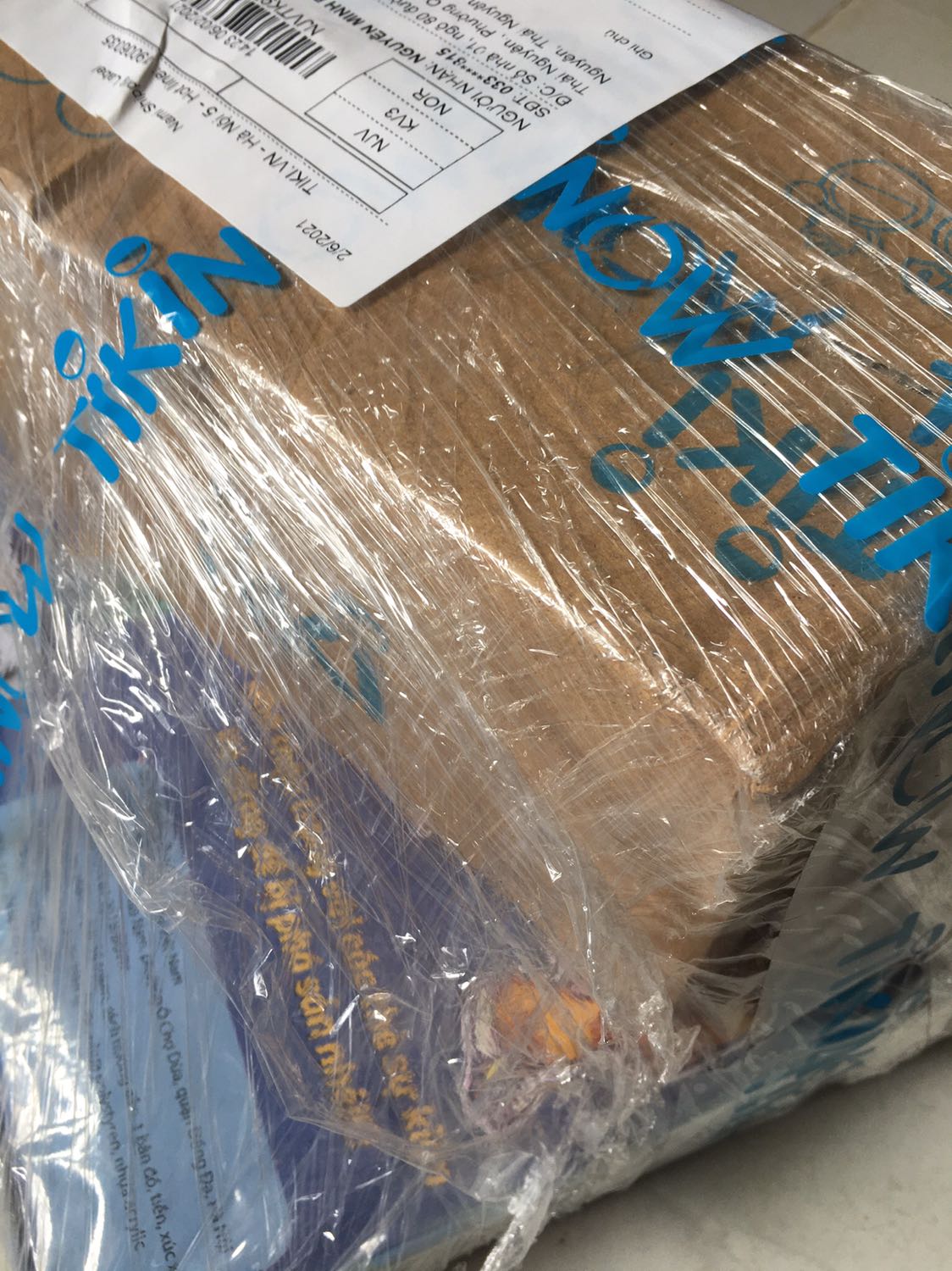 Đúng như các bạn mua trước đã cmt, giấy dày dặn nhưng vẽ người thì nhìn hơi mất thiện cảm. Còn lại tranh về hoa lá thì xinh. :D