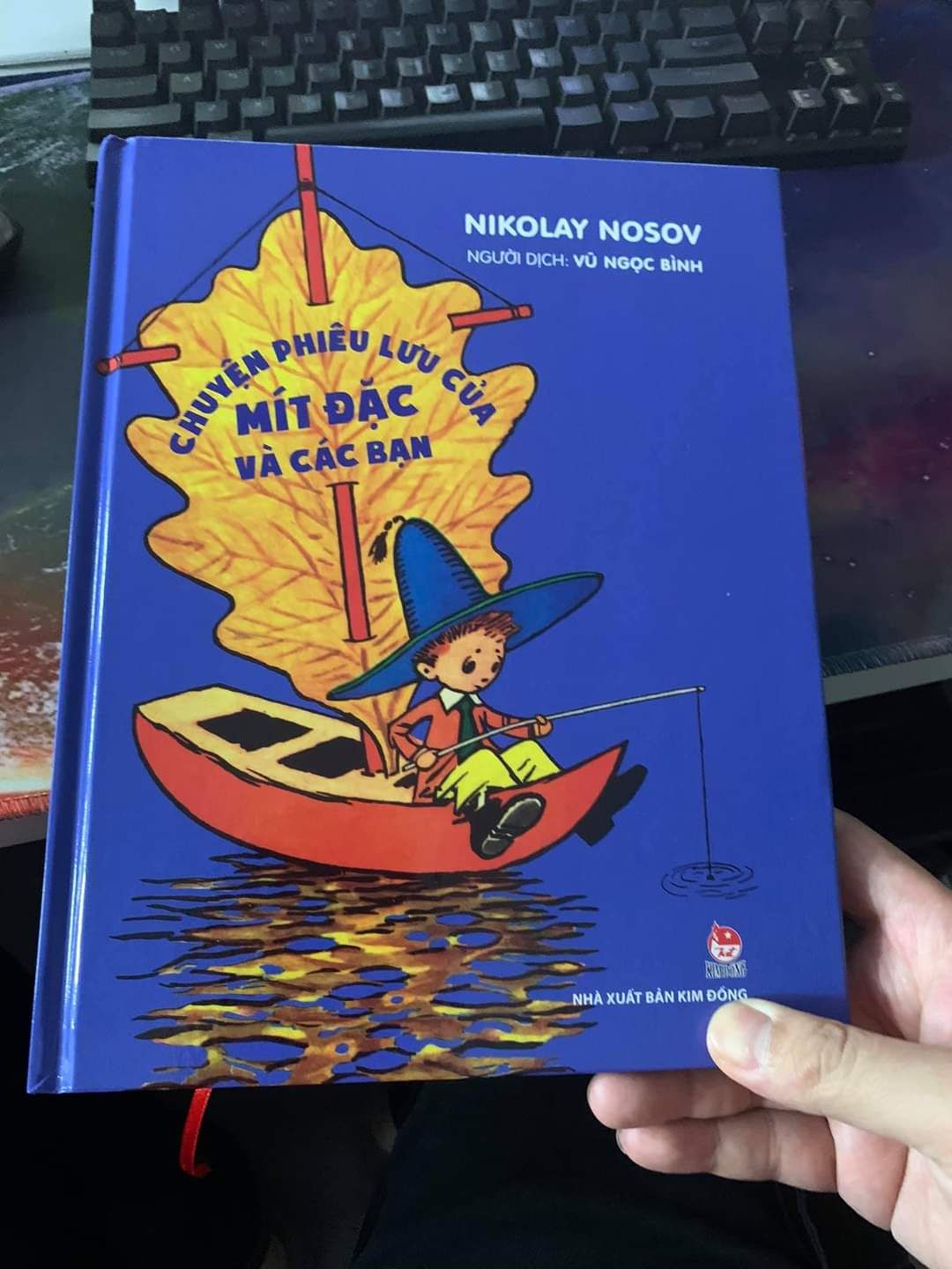 Tại bố cháu ko tìm được bản ebook có tranh màu này. Nên phải xuống tay chơi analog.
Giao nhanh, chất đẹp, miễn chê ạ.