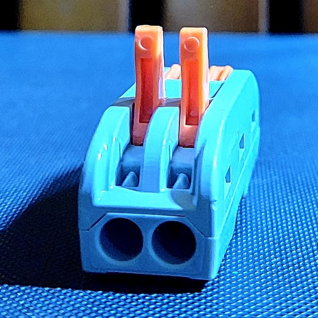 giao hàng nhanh, SP thiết kế gọn đẹp, vật liệu nhựa cứng tốt bảo đảm cách điện,  *** độ kẹp dây điện: chịu lực kéo tốt vẫn không bị tuột dây, bảo đảm nối điện có tiếp xúc tốt, SP đáng tiền và hữu ích cho nối điện nhanh và an toàn