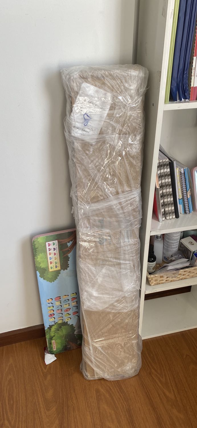 Thực sự chưa bao giờ thất vọng về tiki như này. Đặt shop này cái bàn học thì giao cái kệ sách hình cây rẻ tiền hơn. Gọi lên tiki đổi hàng thì bảo chờ 1-2 ngày kêu người đến lấy nhưng đến nay được 1 tháng vẫn chưa có 1 bóng hồng nào gọi. Gọi lại tiki 5-6 lần toàn là “đang liên hệ với đvvc” rồi lại chờ đợi. Mà gọi toàn mất phí gần chục nghìn/1 cuộc. Lẽ ra tổng đài mất phí chứ bắt khách trả phí là sao, mấy chục nghìn tiền đt quá luôn tiền ship rồi. Cái kệ đóng gói để trong phòng tốn diện tích nữa trong khi ngta cần cái bàn để học ạ 🙂