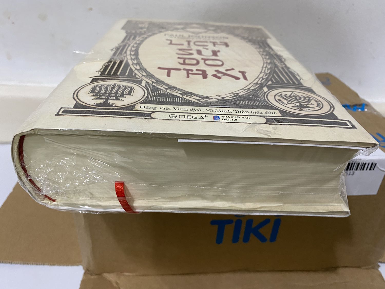 Ngoại quan chư được tốt lắm, nhận xong mở ra thấy màng nhựa bọc sách rách rồi. Sách cũng hơi xộc xệch. Nội dung chưa đọc nên chưa đánh giá được.