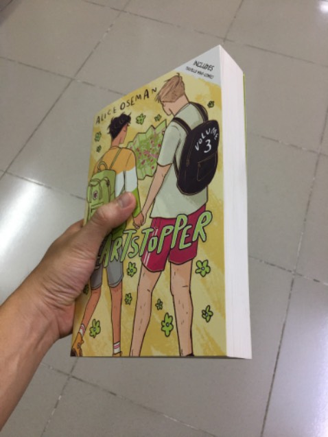 Sách dày, giấy cứng chắc chắn, nét vẽ đáng yêu đặc trưng của tác giả, nội dung một càng lúc càng dễ thương. Không hiểu sao tập này đọc cảm thấy dài và đã hơn 2 tập đầu dù độ giày tương đương. Tiếng Anh chuẩn và được viết tay nên nhìn càng đáng yêu, rất có ích cho việc học và rèn ngoại ngữ. Khuyết điểm nhỏ là không có kẹp sách, giấy vẫn còn thô ráp và thi thoảng còn mùi mực. Khác phim, đến tập này Tao mới biết mối quan hệ của 2 nam chính trong khi mọi thứ đã ngã ngũ ở mùa 1 của Netflix. Diễn biến nhẹ nhàng không cố tình phải làm quá các xung đột nên cá nhân mình thấy bản truyện tranh đáng yêu hơn. Dù sao cũng rất hóng tập này sẽ được chuyển thể thế nào trong mùa 2 tới của Netflix.