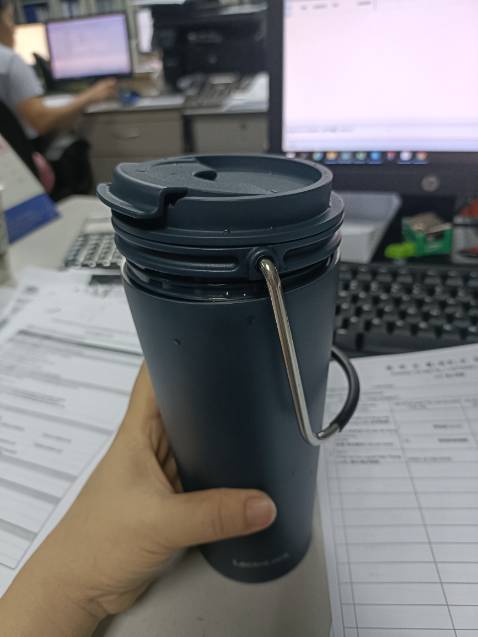 Bình đẹp,cầm chắc tay,bên ngoài nhám chống trượt,nắp bình chắc chắn.rất ưng ý,nên mua nha mn.tiền nào của đó thôi. Lock &Lock thì khỏi chê rồi còn độ giữ nhiệt được bao lâu thì chưa dùng nên chưa bít.