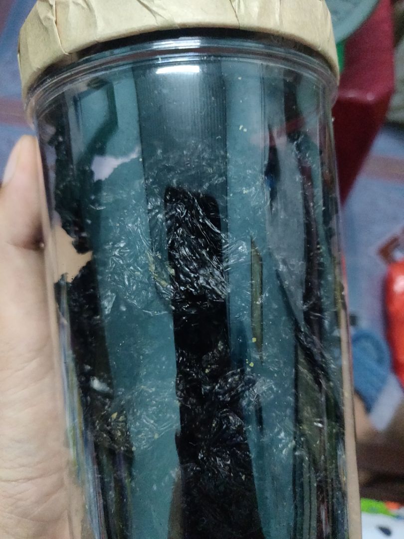 100gr bao gồm cả hũ đựng, miếng rong biển quá to, vị quá ngọt, loại rong biển này gặp nước sẽ nhão và ăn bị dính vào răng khó chịu