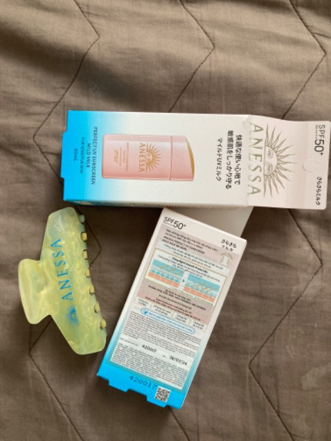 ANESSA thì yên tâm khỏi bàn, chỉ số chống nắng cao, không nhờn rít, lớp finish dễ chịu lắm. Được tặng kẹp tóc cũng xinh nữa! ANESSA thì yên tâm khỏi bàn, chỉ số chống nắng cao, không nhờn rít, lớp finish dễ chịu lắm. Được tặng kẹp tóc cũng xinh nữa!