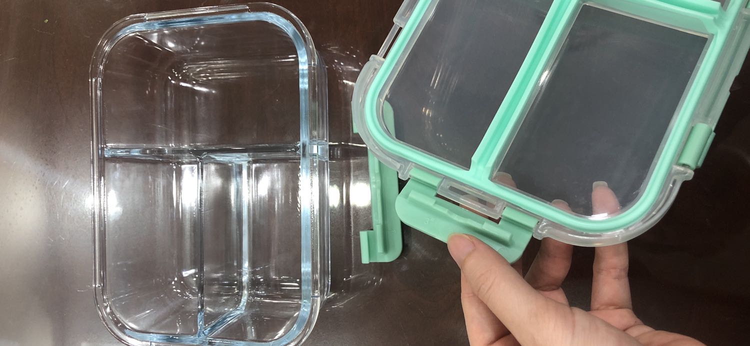 - Nhà bán không phải Tiki Trading nên chất lượng rất khác, nắp hộp không chắc chắn vừa cài thử thì bị bung ra. 
- Cùng 1 lúc mua hộp 2 ngăn từ nhà bán Tiki Trading màu hộp và nắp hộp rất tốt.
- Vì mình mua 1 lần rất nhiều nên trong cả đống hộp thì loại 3 ngăn này rất rất tệ và hơn hết là không có in nổi tên thương hiệu trên nắp hộp

YÊU CẦU TIKI LIÊN HỆ TRẢ HÀNG GIÚP MÌNH