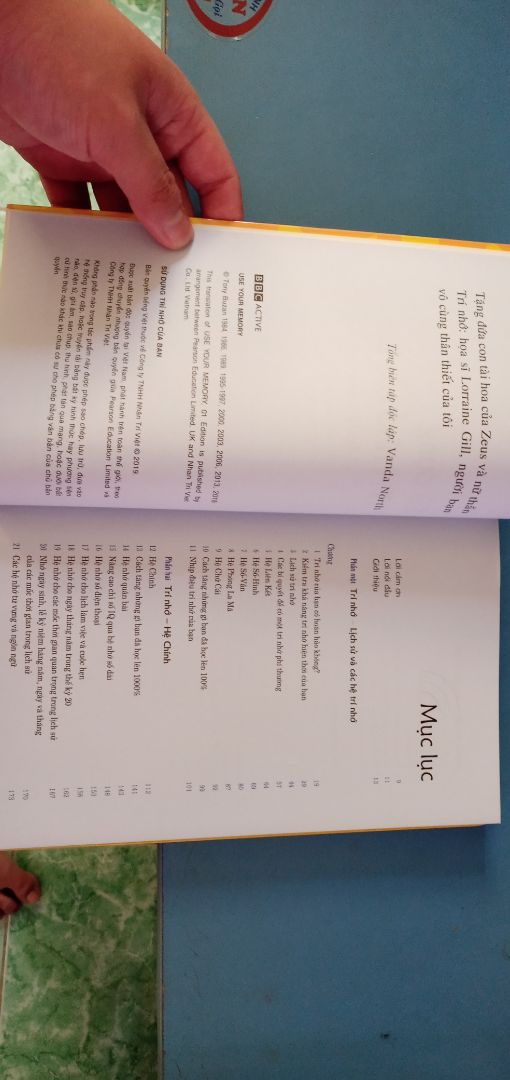Giao hàng uy tín, trong quá trình vận chuyển có phát hiện thiếu sản phẩm thì xử lí nhanh chóng.
Sách được đóng gói trong thùng nhưng không có muốt nên hơi thất vọng nhưng cũng rất vui vì giao hàng đầy đủ.
Sách không có màng co nhưng bìa sách không trầy xước nhiều. Chữ in rõ ràng, không lỗi.
Nội dung hay, nên đọc.