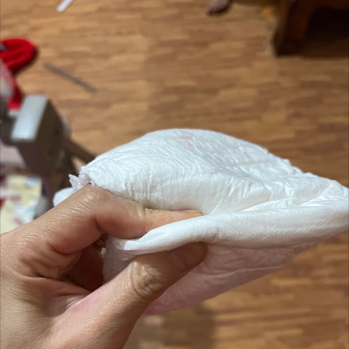 Khuyên mọi nên nâng size. Bé nhà mình 9kg mà dùng size L mà ôm và hằn mông nhé