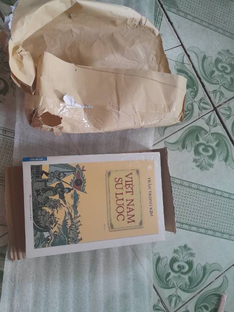 Về nội dung, do vẫn chưa đọc nên chưa ra ý kiến được. Phần tôi khá hài lòng là đóng gói, tuy bên ngoài là giấy, nhưng bên trong có 1 lớp chống sốc và sách được lót bằng 1 miếng bìa giấy, tôi thấy gói như vậy nhìn nó gọn gàng, mới mẻ, có lẽ giúp giảm chi phí đóng gói và bớt được rác thải giấy chăng...