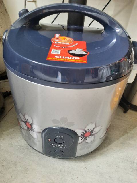 Mình mua nồi cơm điện Sharp này về xài được hơn 1 tuần thì đã bị nấu sống cơm 1 lần, sau nó bị kẹt cái nút mở cứng ngắt không mở được. Mình gởi đi bảo hành mà hơn nửa tháng rồi bảo hành chưa xong, mình ráng đợi, mua cơm tiệm ăn, gọi lại tiki thì nói chờ thêm thời gian nữa mới bảo hành xong (tối đa 30 ngày), mình sẽ đi mua nồi khác nấu, mong hãng sharp, dienmaysaigon hỗ trợ cho khách hàng nhanh khâu sửa chứ thật nản. Xưa nay mình rất tin tưởng vào các đồ điện tử của Sharp, và mua rất nhiều thiết bị từ tiki, nhưng sau đợt này mình mất niềm tin.