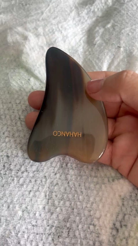 Sản phẩm vượt ngoài mong đợi, thiết kế rất tinh tế, còn tặng kèm quà, có giấy bảo hành sản phẩm, tôi rất hài lòng