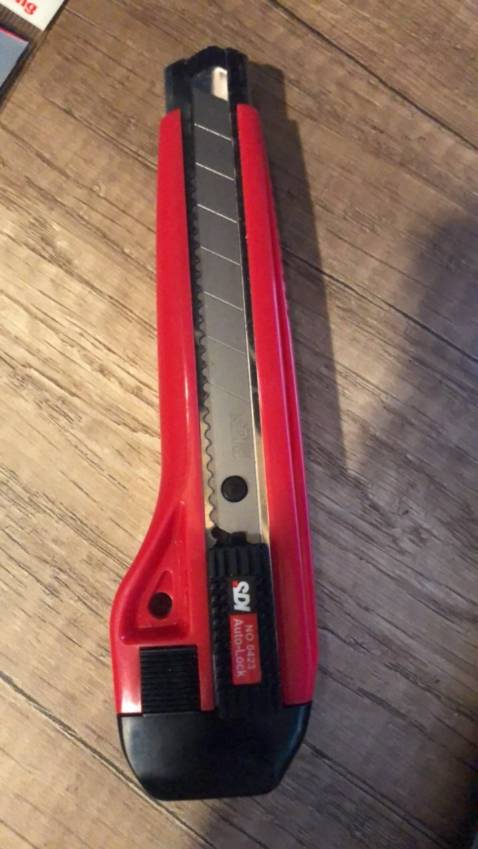 Dao dày dặn, chắc tay. lưỡi bén ngót rọc giấy đã tay. 
Giảm còn 12k, rất hài lòng.