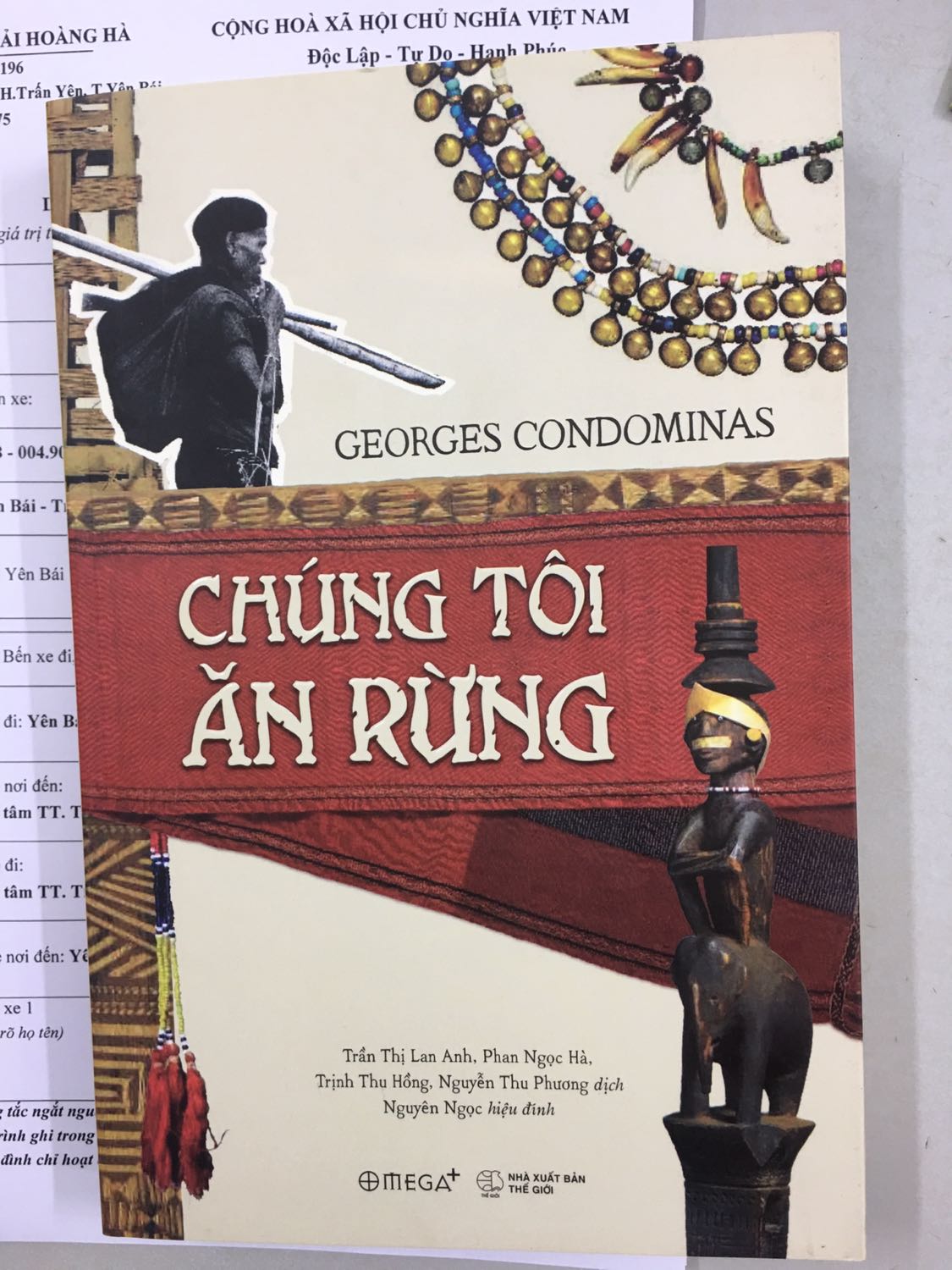 Sách rất đẹp, khổ to, giấy mầu ngà dầy dặn chống loá, bìa in chữ nổi rất ấn tượng, một cuốn sách của Georges Codominas, và bác Nguyên Ngọc hiệu đính.
Omega làm sách mảng này thật ưng ý!