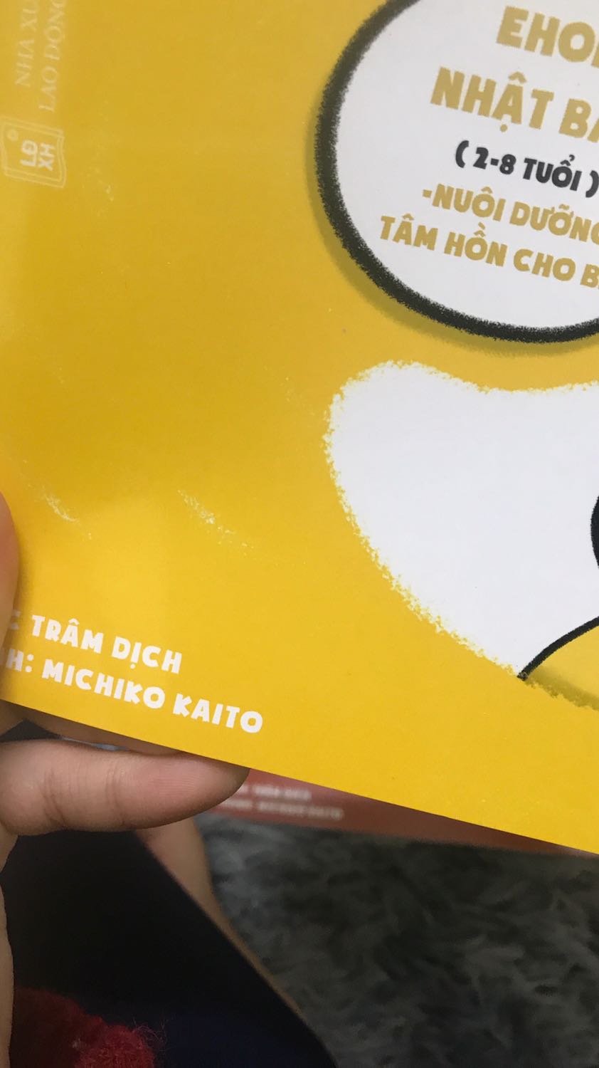 Bìa cả 4 quyển đều bị xước, ship hàng chậm nhưng thôi nội dung đáng yêu