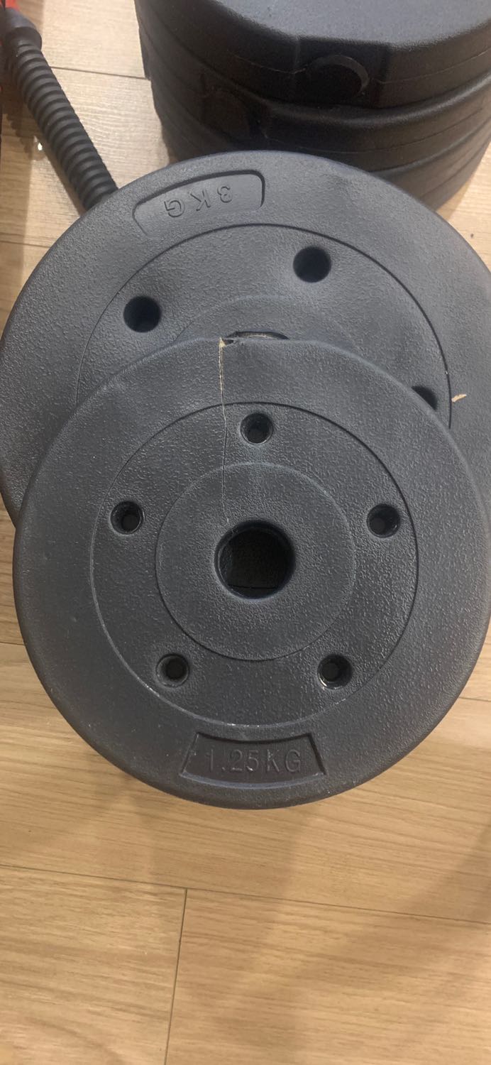 Tạ bị vỡ hỏng do vận chuyển, đóng gói kém làm hàng dễ vỡ. Dập vỡ khá nhiều
Nhìn chung cũng ổn