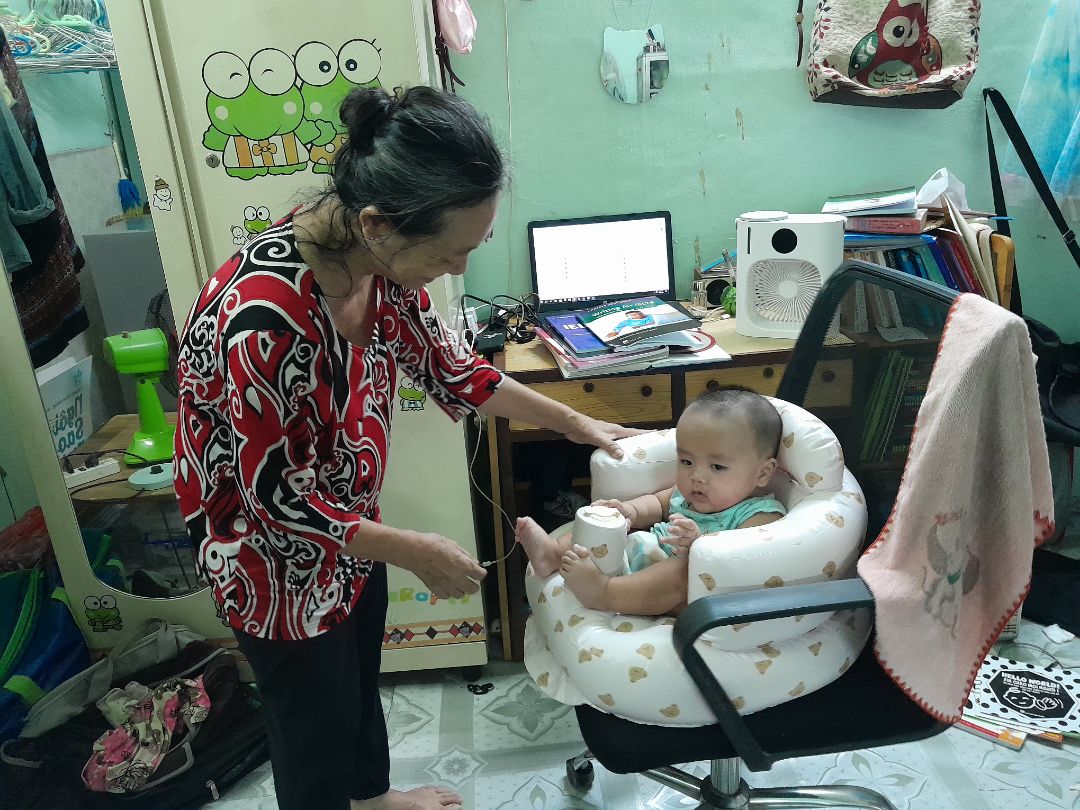 Cái ghế dễ thương lắm ... mình mua để sau này bé ra biển chơi hay tắm bể bơi luôn