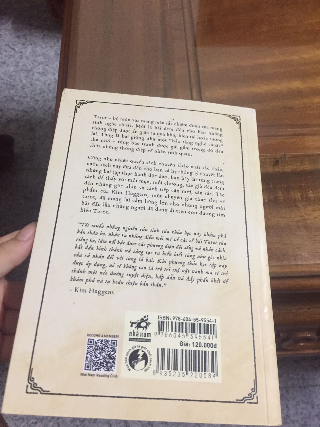Giao nhanh, ship rẻ ít nhất là trong thời kì giá xăng tăng =))) tuy nhiên sách có hơi móp và gãy nhẹ, hơi bụi trên bề mặt. Tuy nhiên sách khá ổn, ko có bookmark