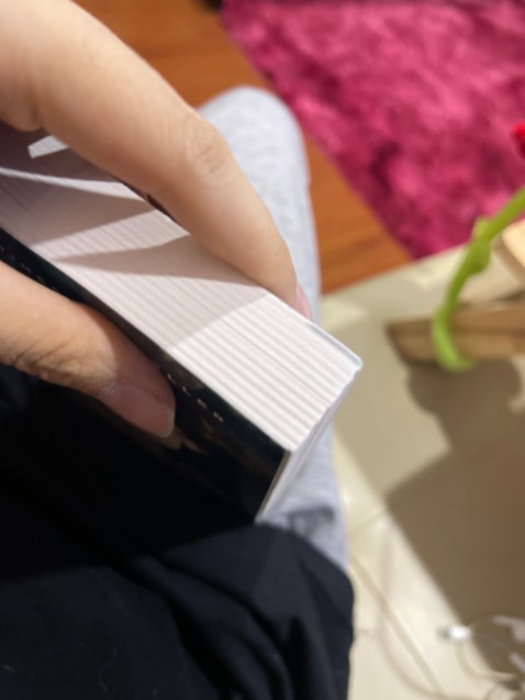 Bản movie tie-in này bìa mềm với mỏng. Sách bản original thì bìa cứng cáp hơn với hình bên ngoài mịn mịn nhung nhung. Bản này cũng to hơn bản orginal. Cầm chắc tay. Bìa với giấy mềm nên k sợ quăn sách khi đọc. Mà chất lượng đóng sách thấy sao sao, vì giấy nhìn cứ nhấp nhô k đc đều.