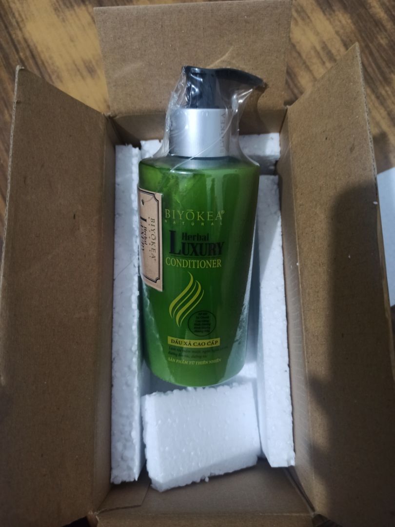 Dầu xả rất OK nhé. Thơm mùi thảo dược rất dễ chịu, mềm mượt tóc. Kết cấu đặc nên chỉ cần dùng mỗi lần 1 ít, dùng được lâu. Dùng 1 tgian thấy cả nhà ai cũng thích SP này