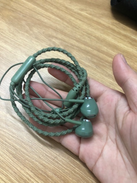 Hay quá luôn shop ơi, mua hàng ở Tiki chưa bao giờ thất vọng! Hộp đựng tai nghe thôi là chất lượng rồi. Tai phone nghe ấm, đủ độ bass treble siêu tuyệt vời, nhạc nhẹ nghe ấm-trầm-bổng như âm thanh trong rạp chiếu phim, nhạc dance thì đùng đùng đã tai vô cùng, thật đỉnh! Remax mãi đỉnh 😍