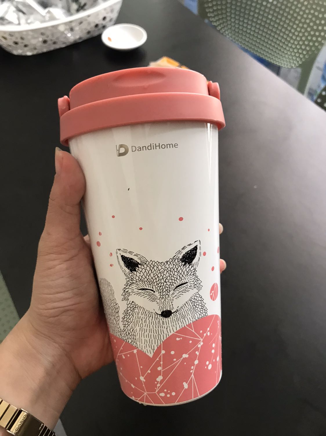 Ly đẹp lắm nha. Giữ nhiệt cũng khoảng 8 tiếng lận, không bị đổ mồ hôi ngoài ly. Có điều đầu cắm ống hút hơi nhỏ. Chắc chỉ để được ống hút nhựa, hoặc uống trực tiếp chứ ko để được ống hút inox đâu.