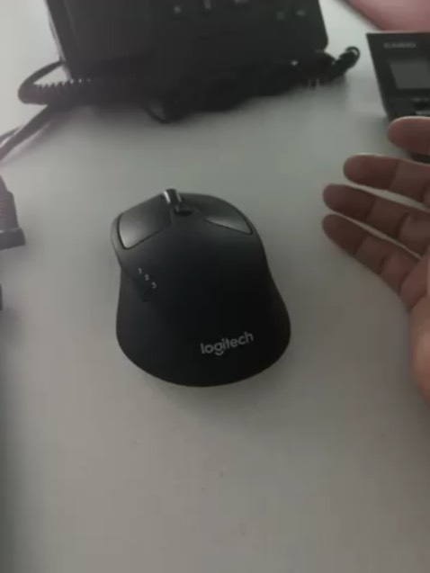 Chuột di chuyển mượt, bấm nhẹ, nhạy, nhiều tính năng, kiểu dáng đẹp. Điểm trừ là: hơi to, nặng và tiếng click chuột to chứ không silent.