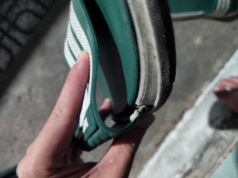 Sản phẩm được mỗi cái mã đẹp thì chất lượng cực tệ mua 2 đôi giá khoảng 120 mỗi đôi mà mang được tầm 3 tháng đứt 3 lần có dán keo lại là với đôi nhỏ mang nhiều, còn đôi lớn mang mới tầm tháng hơn đã rách rồi ( không mang thường xuyên). Lớp xốp làm rỗng không phải thật sự là cao su mềm. Thua đôi dép 5 chục mua chợ