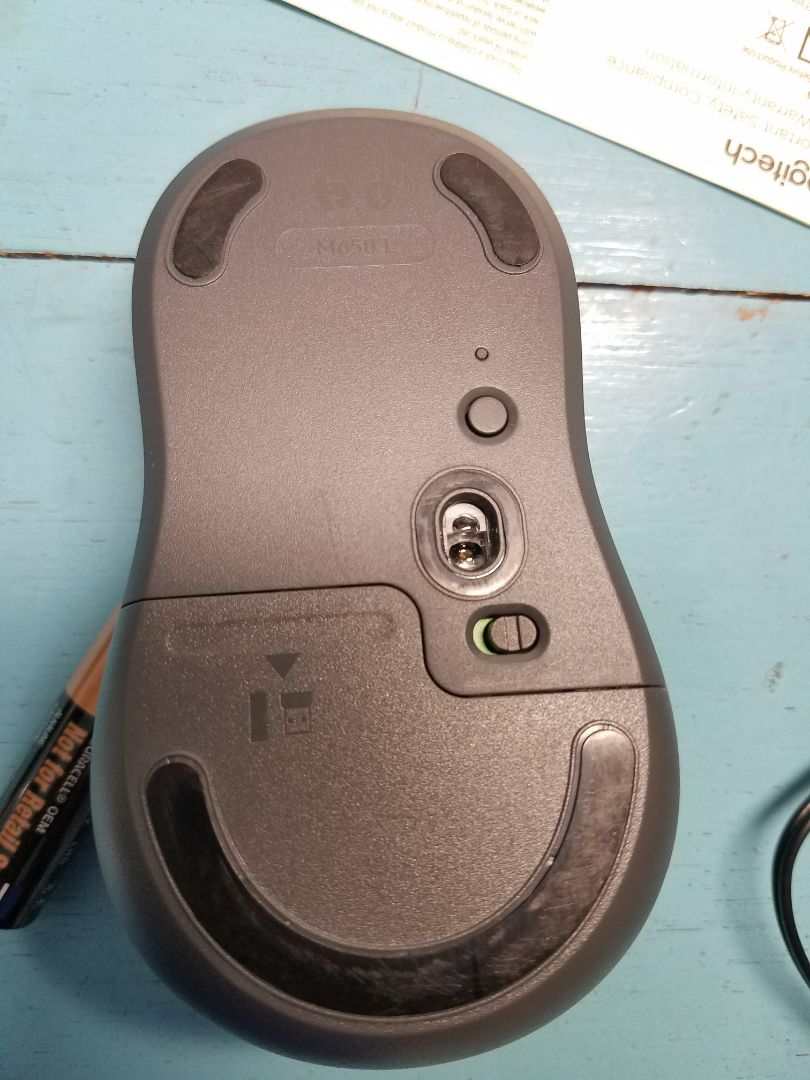 Chuột bấm êm tay. Có kết nối Bluetooth nên không lo thất lạc cục bolt. Size chuột lớn nên cầm rê k bị mỏi cổ tay. 
Số S/N của trong chuột và trên nhãn lại khác nhau?? 
Miếng lót dưới chuột không mới như mình tưởng. Dấu hiệu đã di chuột nhiều.