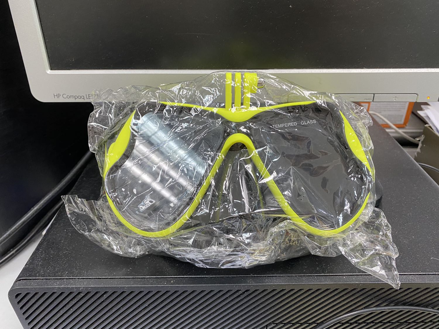 Kính đẹp xịn sò, mua được giảm giá sâu, rất đẹp và chắc chắn. Giao hàng cực nhanh. 9h sáng đặt tới trưa là có kính ở nhà. Rất đáng mua.