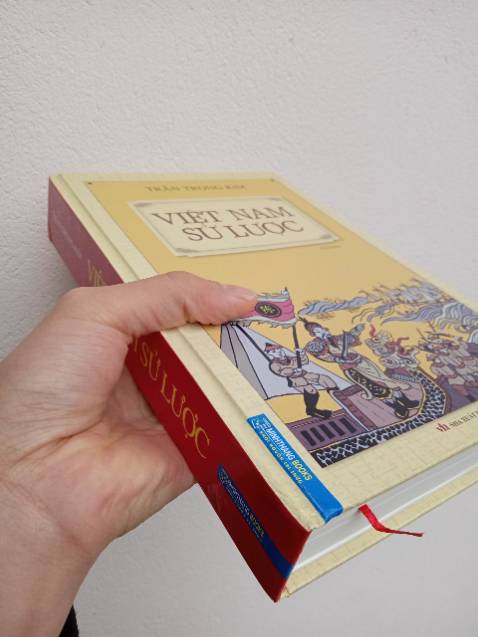 Sách rất ổn và mình có chút nhận xét sau:
Về hình thức: 
+ Sách khổ lớn hơn mình nghĩ, chắc chắn, cầm rất chắc tay nhưng do vận chuyển nên 4 góc bìa ít nhiều không còn lành lặn, mình nghĩ tiki nên cải thiện công đoạn gói hàng. 
+ Bìa sách cũng khá ổn trên bìa có chữ Nguyên (元) (giặc Nguyên) và Trần (陈) (quân nhà Trần) nhưng 陈 là chữ Hán hiện đại, với thời nhà trần mình nghĩ nên dùng chữ Trần (陳) thời đó. Về nội dung: 
+ Phải nói là phần mục lục và phụ lục rất chi tiết. 
+ Mình đã đọc được kha khá nội dung trong này, phải nói Trần Trọng Kim đã viết một tác phẩm rất tuyệt vời, khơi gợi lòng tự hào dân tộc đặc biệt ở thời Lý, Trần. 
+ Tuy nhiên do thời đại ông viết cuốn sách này (đầu thế kỉ 20) Pháp đô hộ nước ta, Pháp quản lí luôn cả việc xuất bản sách nên trong phần nhà Nguyễn, tác giả rất ít đưa những điều tàn nhẫn của thực dân Pháp vào, thay vì dùng từ "đô hộ" tác giả thay bằng "bảo hộ" (dù ai cũng biết lúc này nhà Nguyễn chỉ là con rối của Pháp) và những cuộc cách mạng trong nước nổi lên tác giả dùng từ "làm loạn" và coi nhẹ nó đặc biệt của Tôn Thất Thuyết. + Về nội dung mình nghĩ ngoài phần nhà Nguyễn thì những phần còn lại đều rất tuyệt. 
Tóm lại với giá tiền hơn 100k mình nghĩ đây vẫn là một sản phẩm rất tuyệt vời cho những người yêu sử.