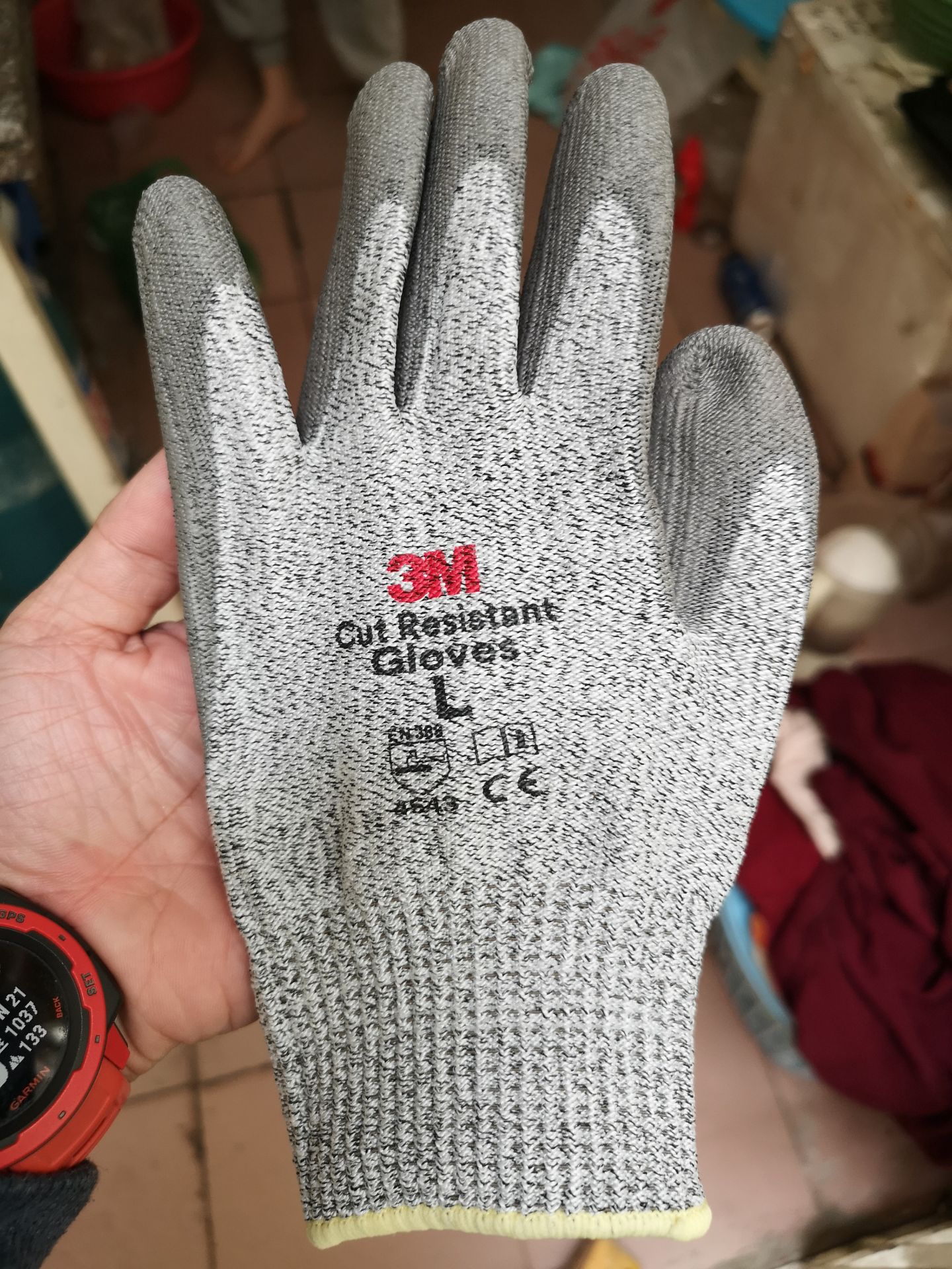Găng dầy dặn. Đã thử dùng dao gọt hoa quả cứa mạnh 4 5 fát nhưng cây xúc xíc ko có vết jì - trên găng vẫn có vết cắt mờ. Thử dùng dao nhọn đâm thì cây xúc xíc vẫn có 1 vết nhỏ, nhưng ko xuyên qua đc vỏ xúc xíc. Nói chung ok Găng dầy dặn. Đã thử dùng dao gọt hoa quả cứa mạnh 4 5 fát nhưng cây xúc xíc ko có vết jì - trên găng vẫn có vết cắt mờ. Thử dùng dao nhọn đâm thì cây xúc xíc vẫn có 1 vết nhỏ, nhưng ko xuyên qua đc vỏ xúc xíc. Nói chung ok