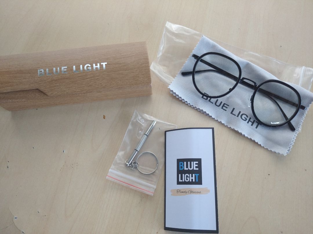 giao hàng nhanh hơn dự kiến dù ở rất xa , shop gói hàng cũng khá chắc chắn, không gây xước hàng hay móp méo gì hết , giao hàng và đồ tặng kèm đều đầy đủ. Kính rất đẹp giống với mô tả và video mà shop đăng bán, kính bằng kim loại đeo khá chắc chắn, không xước hay có dấu hiệu cũ, kính đeo vào mình thấy bị lệch,  hay do mặt mình không đều hay tại kính, mình cũng không biết nữa . Tóm lại là bạn nào bị cận mua về cắt kính đeo cũng được, bạn nào đi bụi mang cũng được luôn . Các bạn mua hàng nhớ xem rõ kích thước kính nhé để không bị to quá hoặc nhỏ quá :3