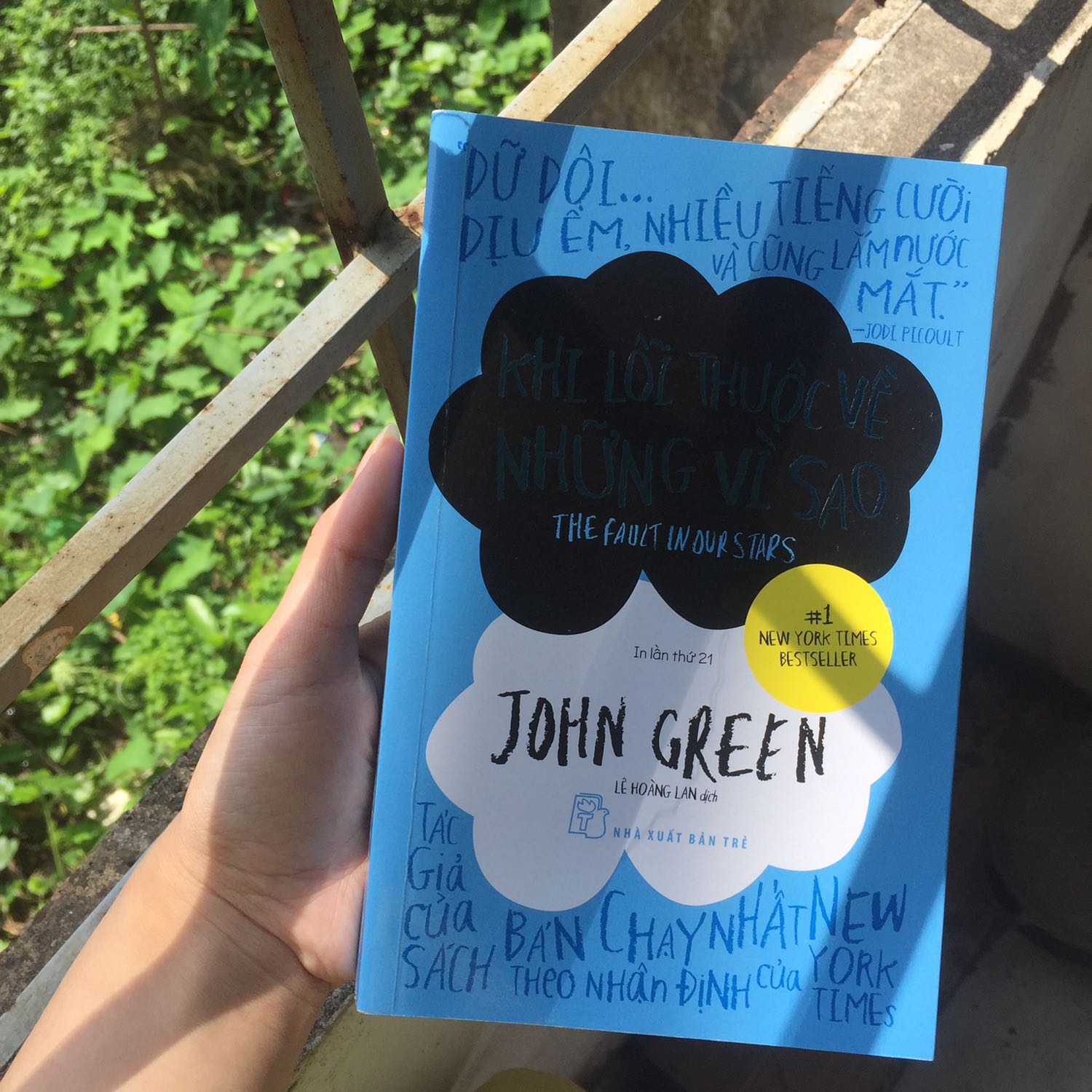 Cuốn sách với nội dung nhẹ nhàng dù cho là căn bệnh quái ác nhưng cách xây dựng của tác giả khiến ta cảm thấy khía cạnh khác của những bệnh nhân này tình yêu của đôi nam nữ chính cũng rất ngọt ngào đẹp đẽ mình thấy cuốn này có thể chiếm được cảm tình của bất kì ai dù cho không quá xuất sắc nhưng cũng ko quá tệ mình nghĩ nên để 4 trên 5 sao về giao hàng thì tiki vẫn giao rất nhanh điểm trừ là ko bọc đàng hoàng rất có thể khiến sách bị móp méo nhưng may là em nó lần này ko sao, mình nghĩ là nên đọc nha