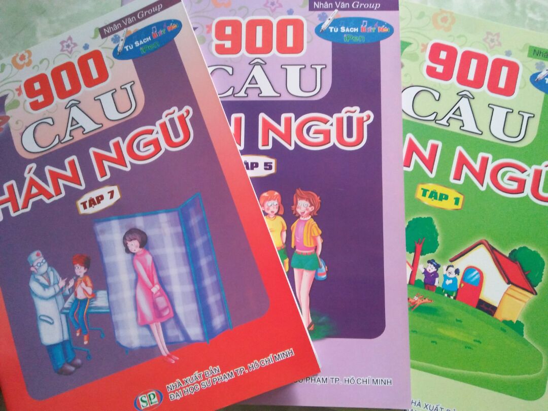 Lúc trước mình đã từng mua 5 cuốn, nay Tiki có hội sách nên mua tiếp cho đủ bộ. 
Quyển 1 này nói về cách phát âm là chính, phía sau có những mẫu câu giao tiếp thông dụng. 
Dù là sách dành cho trẻ em, nhưng người lớn xài vẫn tốt. Mình mới làm quen tiếng Trung nên thích những sách như thế này. Không có bút thông minh cũng không sao, sách có pinyin vẫn đọc được, đi kèm có nghĩa Việt. 
Quyển 1 có những bài hát để nhớ chữ, rất thú vị!
Nhân Văn đóng gói tốt, hộp giấy lịch sự dù mình chỉ mua 1 cuốn. Nhìn cách đóng gói như vậy cũng đủ thấy nhà sách cưng sách và trân trọng người dùng như thế nào.
Cảm ơn Tiki và Nhân Văn.