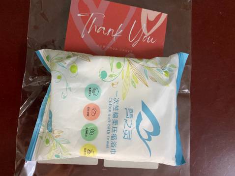 Khăn tuyệt vời nha mn, rất tiện lợi.

Khăn to và cũng dày dặn lắm.  

Shop tư vấn nhiệt tình (mn cứ inbox là ok chọn được hàng). 

Bao ưng,