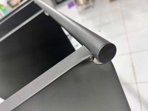 Kệ bị móp méo trong quá trình vận chuyển. Mình chỉ chụp 2 trong nhiều chỗ nặng.  Bị thiếu mất 1 con ốc làm khá khó chịu. Sao không cho dư thêm vài con cho chắc ăn. Về phần kệ thì cũng tạm, tiền nào của đó