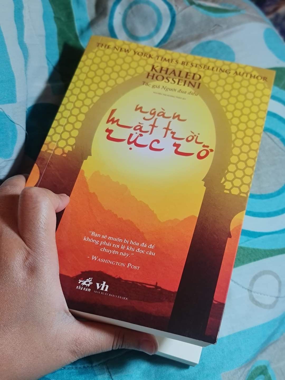 Có 1 chút keo bị dính, chùi không ra 🥺. Nhưng bên trong ổn và thơm mùi giấy mới, rất thích 😍. 

Nội dung chưa xem, chữ hơi nhỏ.