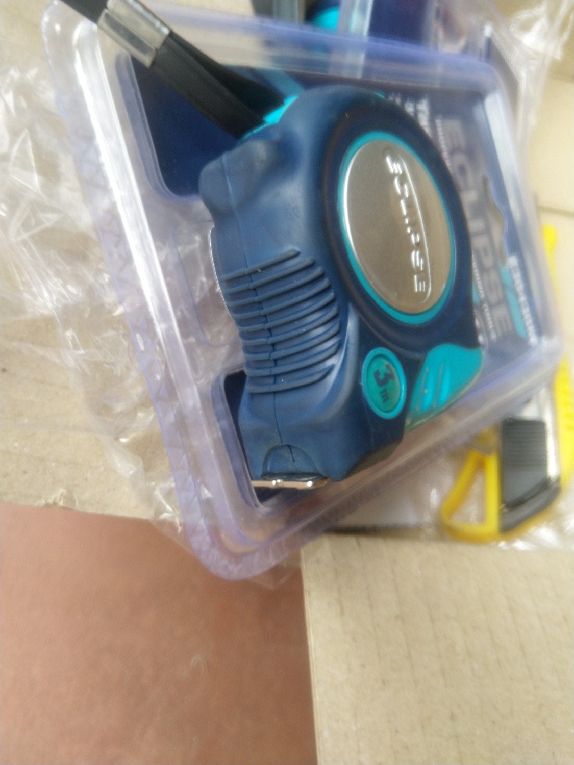 Bản thân cái thước thì tốt, đo rất chuẩn, cơ chế tự động khóa thông minh. Nam châm thuận tiện cho việc đo 1 mình. Tuy nhiên mình không vui vì thước 3m gia cho mình không phải hàng brandnew hoặc do shop bảo quản chưa được tốt. Có vết dầu mỡ trên thước như đã dùng rồi, trầy xước 1 chút nữa. Mình vẫn giữ để sử dụng nhưng shop chú ý lần sau kiểm tra hàng kỹ.