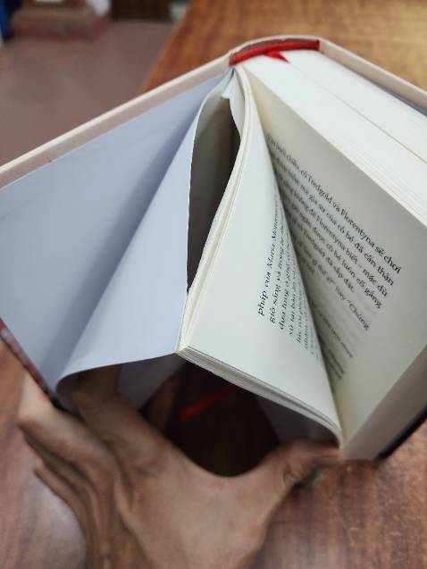 Chưa biết nội dung các thứ bên trong như nào, mua sách của tiki nhiều lần r, lần đầu gặp lỗi dính trang như này, o ảnh hưởng quá nhiều đến sách nhưng nhìn có vết khám nham nhở và hơi hoang mang sợ tách trang mạnh nó rách sách