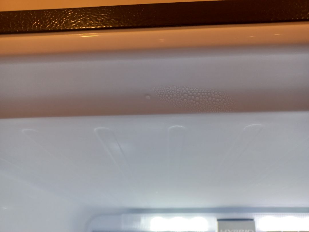 hiện tại dùng qua 1 ngày thấy hiện tượng bị đọng nước như này. ko biết là lý do gì. nhiệt độ để mặc định của nhà sản xuất. ngăn mát 3 ngăn đá -18. mà chị bị đọng 1 bên cánh