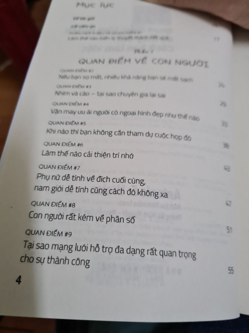 Chưa đọc hết mới đọc đoạn đầu mà nhiều nội dung lý thú, hóm hỉnh phết. Dạng đặt đề bài, phân tích giải quyết và phần kết luận rút ra bài học. Điểm trừ duy nhất là phiên bản này in năm 2018 nên vẫn dùng loại giấy xốp. Loại giấy này in sẽ bị mờ và dễ ố vàng theo thời gian.