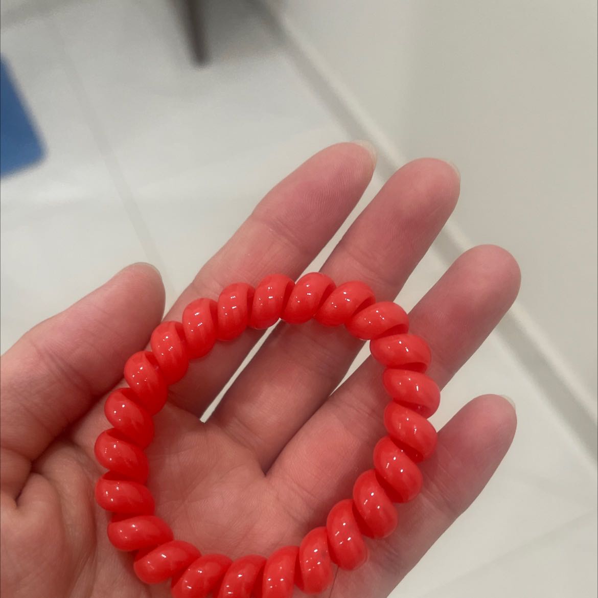 giá mềm nhưng chất lượng sản phẩm tốt. mình chọ giao trong 2 giờ, giao nhanh hàng chuẩn, ko lỗi cái nào. giao 5 cái màu đen,5 cái nhiều màu. mua nhiều rải ở nhà, chỗ làm, giỏ xách khỏi quên.