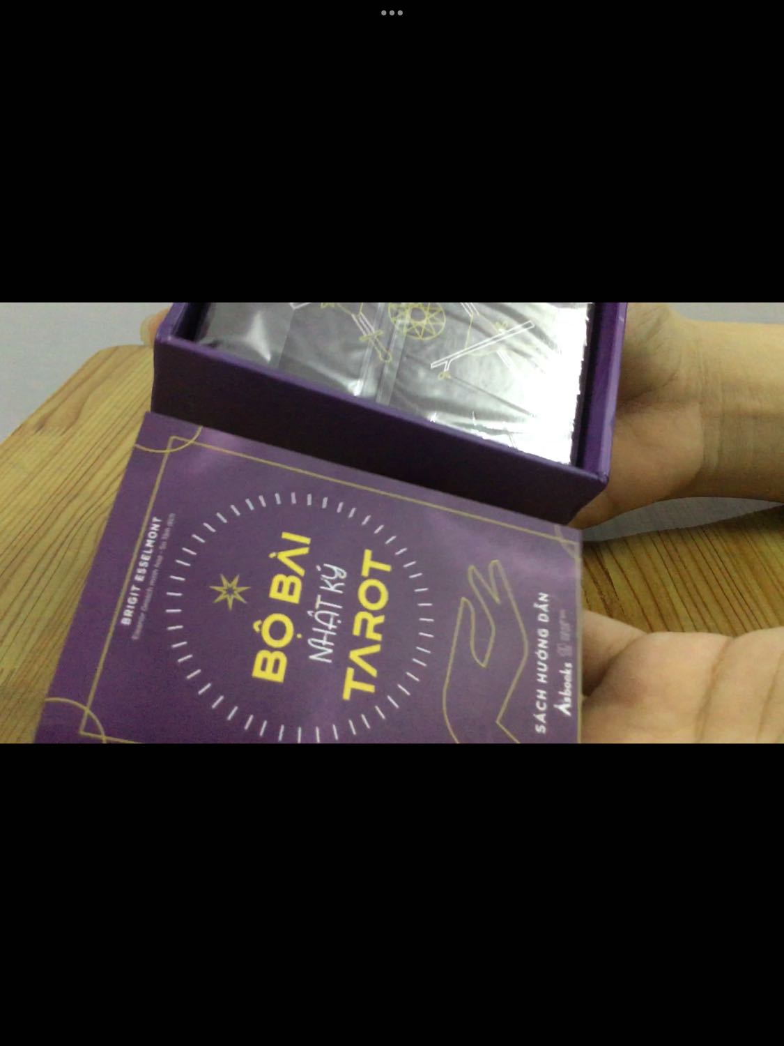 Bao bì cẩn thận, không hỏng, không trầy xước.
Bài khá đẹp, trơn dễ xáo, khá cứng, cầm vừa tay. Bản tái bản đã fix các lỗi in ấn rồi nha mn yên tâm. Nội dung và hình ảnh đáng nên mua.
Sách đẹp, dịch cũng mượt. Sách nội dung truyền cảm hứng và định hướng, không quá khô khan học thuật. Khá ổn cho người mới. Nên mua.