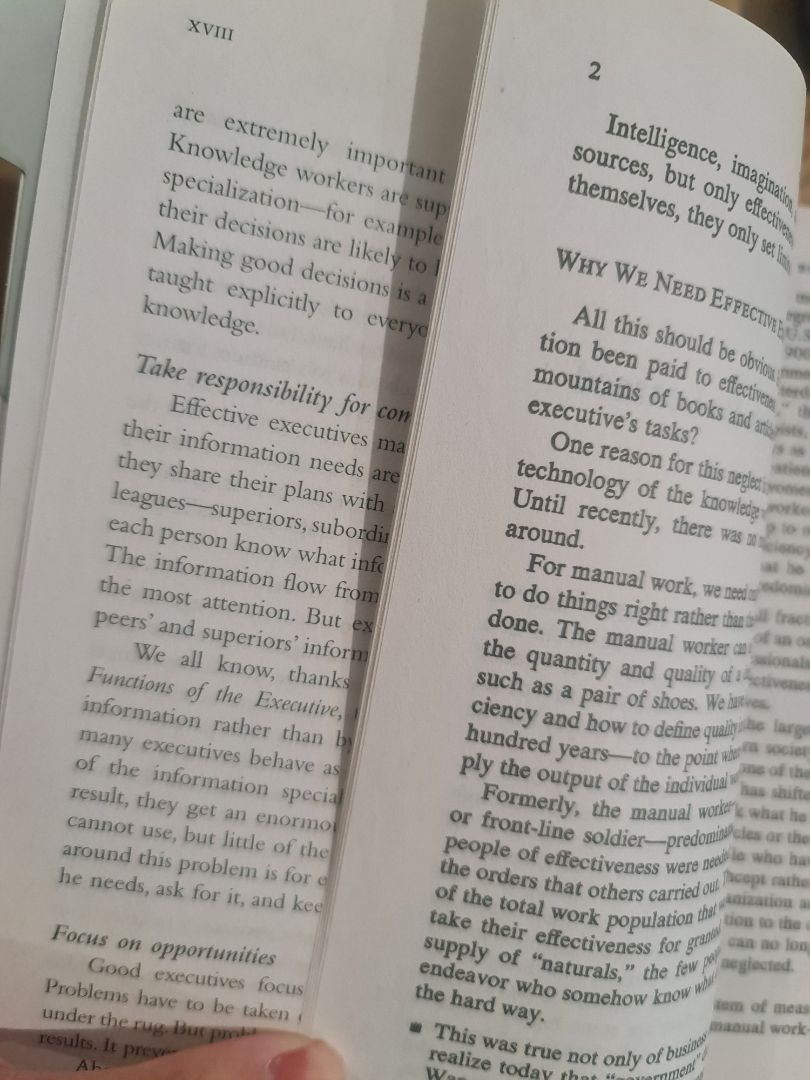 Không biết có phải sách giả không mà sách rất nhẹ, bìa cắt bị thiếu, giấy bở, fonts chữ in ko đều, ít mảnh lúc đậm. dùng bút highlight để note là bị thấm qua mặt sau. nói chung rất thất vọng