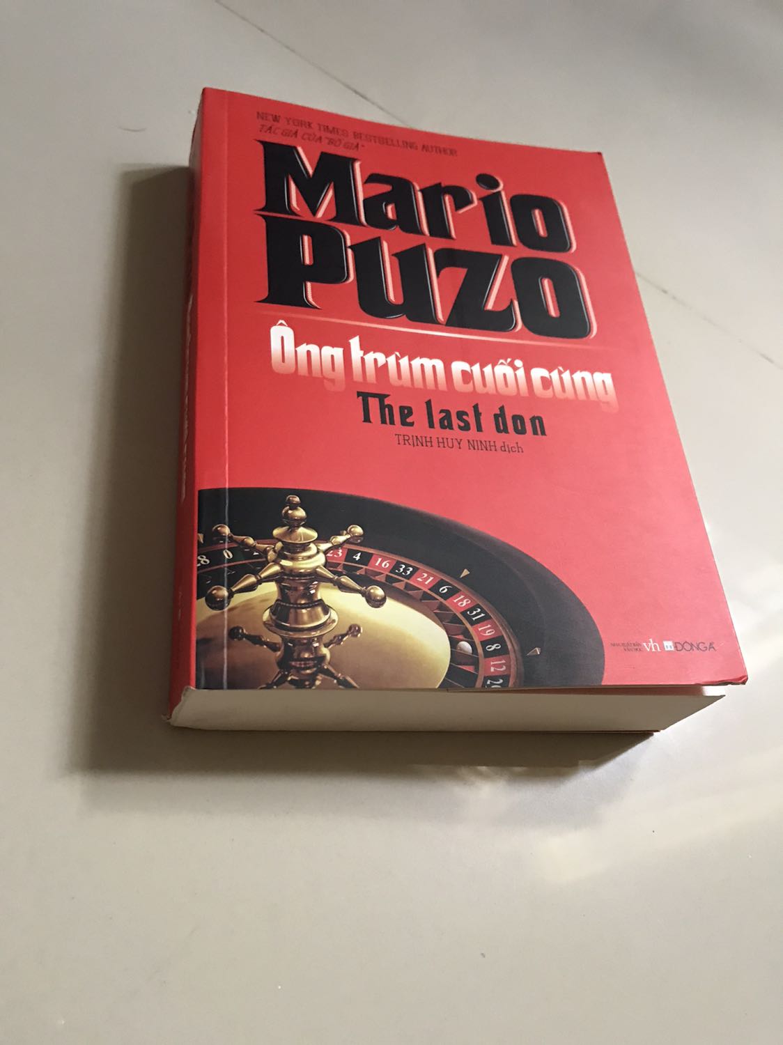 Từ cuốn Bố Già của dịch giả Ngọc Thứ Lang đọc xong đã quá cuồng nên tìm tiếp cuốn này nội dung chưa đọc nhưng hy vọng cũng hay tương tự. Thông cảm vì dịch nhưng khâu vận chuyển ảnh hưởng tới chất lượng sách nhiều quá. Sách mới tiki trade xưa giờ vẫn được bọc plastic nay không có nữa nhìn như sách cũ.