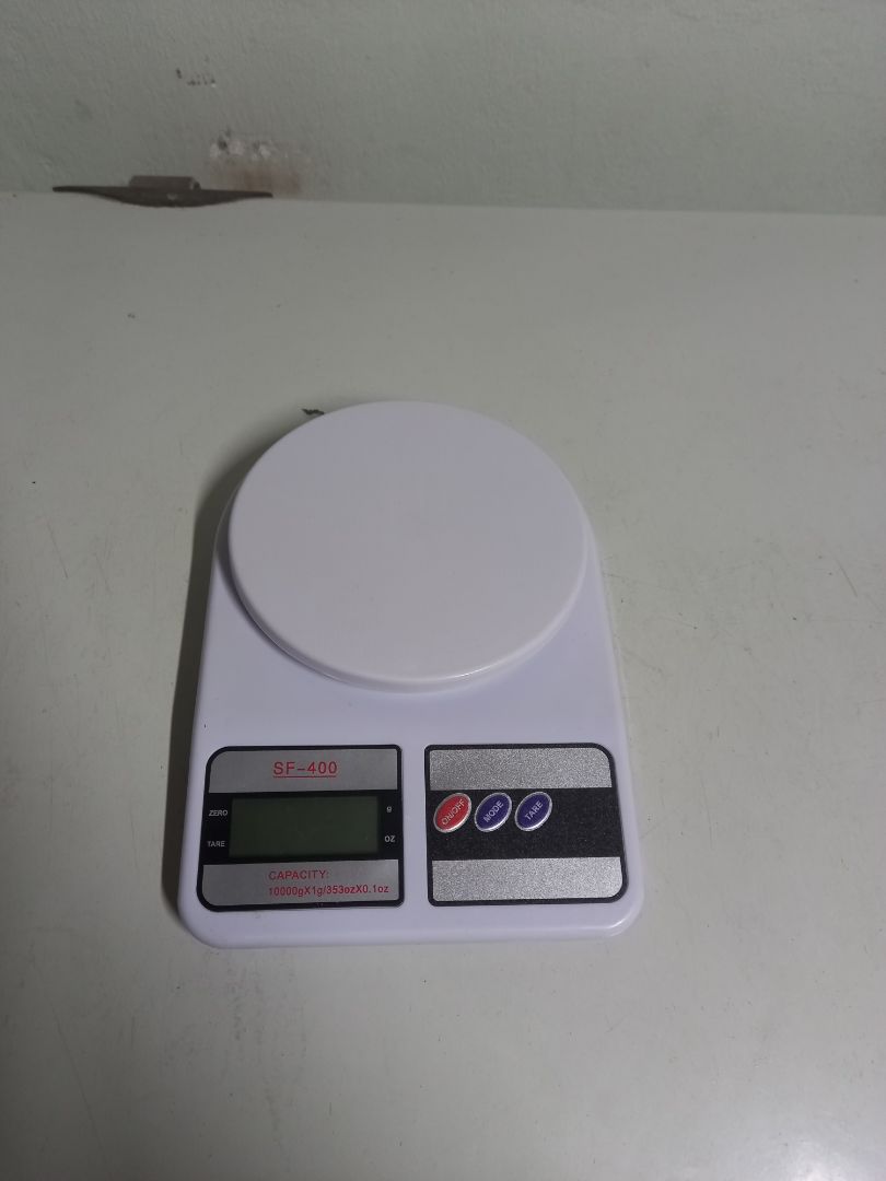 Mình chờ rất lâu hàng mới về do dịch. Nhưng mà mở hàng ra thì thất vọng tràn trề luôn. Mặt cân bị tách ra, thấy được  dây nhợ bên trong, cân thì đương nhiên không chính xác rồi. Cùng một cái bánh trung thu nhưng lúc cân tầm 80g, lúc lên cả lạng🥲🥲 Mong Tiki có thể xử lý việc này