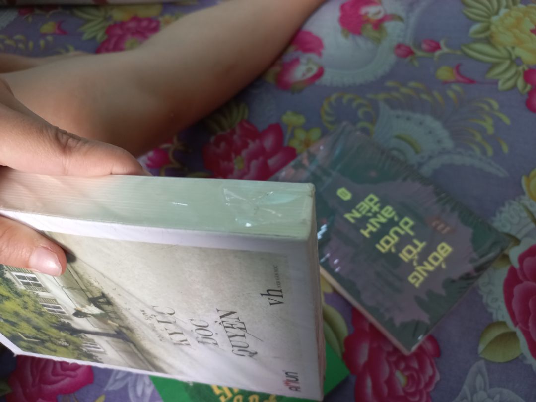 Bao bì rách, nhìn hơi cũ, sách bị dán băng keo. Nói chung lần này tiki giao hàng mình thấy không ưng ý lắm.