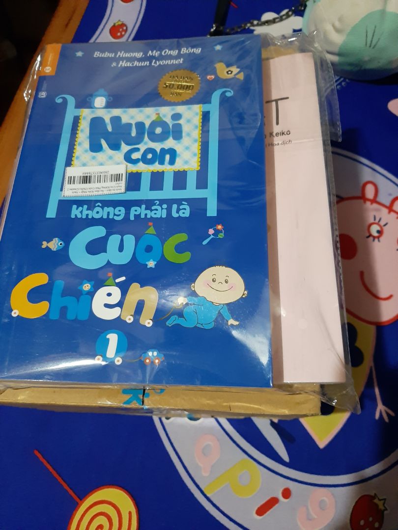 sách đẹp. chữ in tốt. nét. đóng gói tốt
lần đầu mua trên tiki nhưng thái độ nhân viên giao hàng cảm thấy ko hài lòng. thanh toán trước rồi mới được xem hàng. may mà hàng ưng ý.