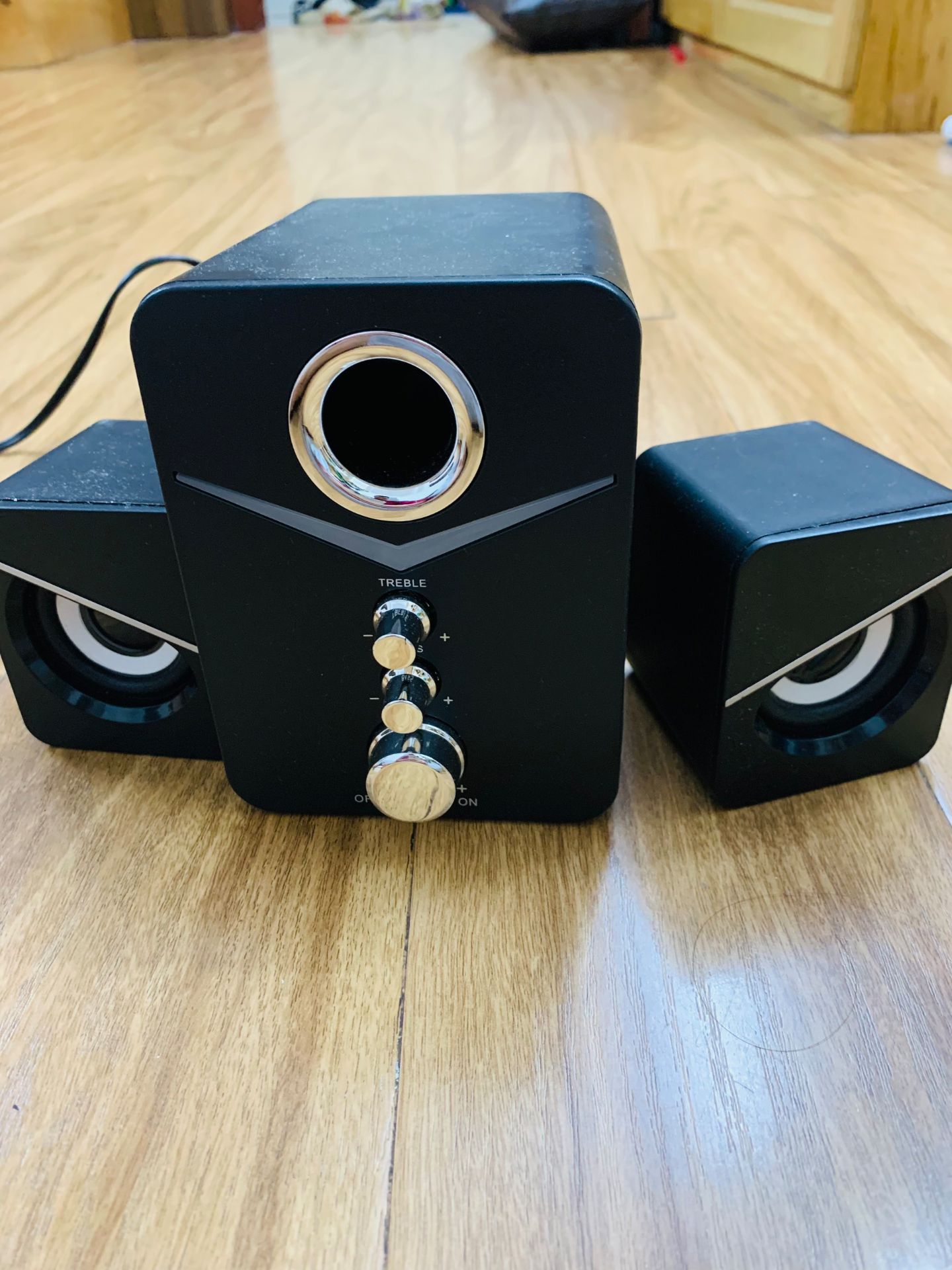 Sản phẩm đúng mô tả. Loa nghe ok, chỉnh âm bass và treble ổn. Tầm giá này quá ngon rồi.