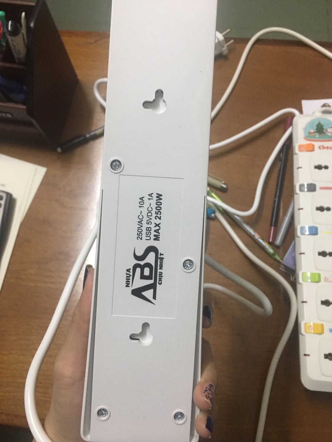 Hàng đóng gói cẩn thận, sản phẩm chắc chắn, tiện lợi vì có cái lổ phía sau để treo tường, khoá an toàn, sạc usb. Mình dán thêm vài em sticker cho thêm long lanh, dễ thương cực luôn.